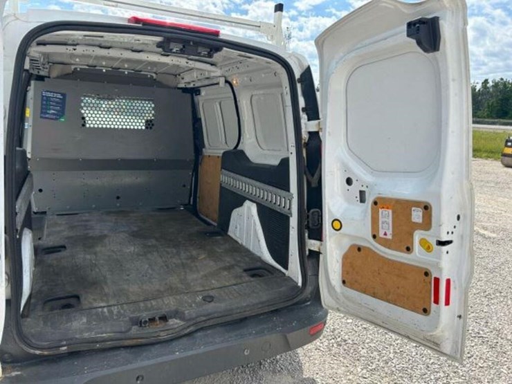 2014-ford-cargo-image-27