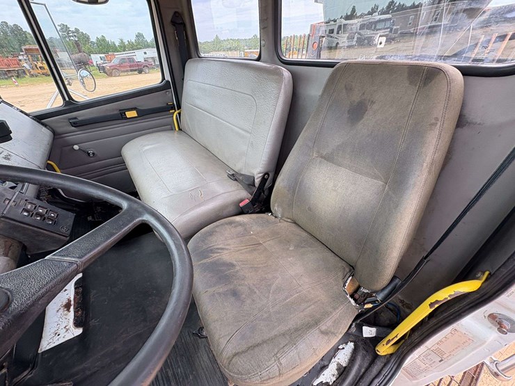 2003-freightliner-fl70-image-13