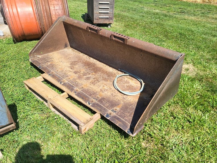 72"-bucket-w/skid-loader-mounting-image-3