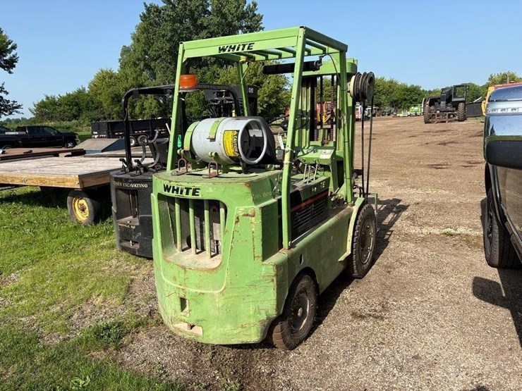 white-725-forklift-image-3