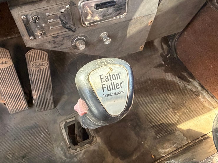1980-peterbilt-grain-truck-image-37