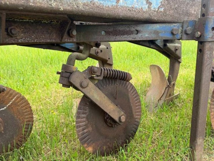white-5-furrow-plow-image-15