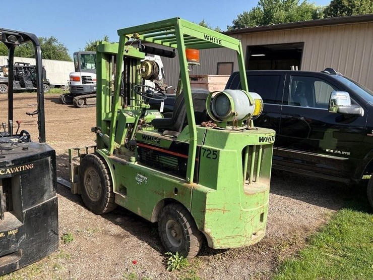 white-725-forklift-image-5