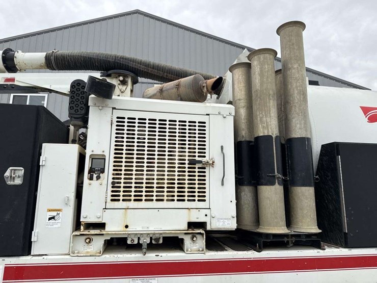 2013-freightliner-114sd-image-15