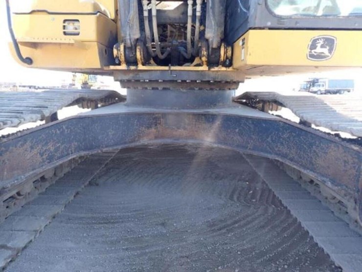2017-deere-250g-lc-image-37