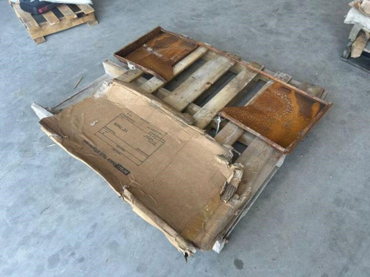 unused-q/c-skid-steer-mount-plate-image-3