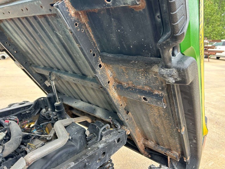 2019-john-deere-gator-image-11