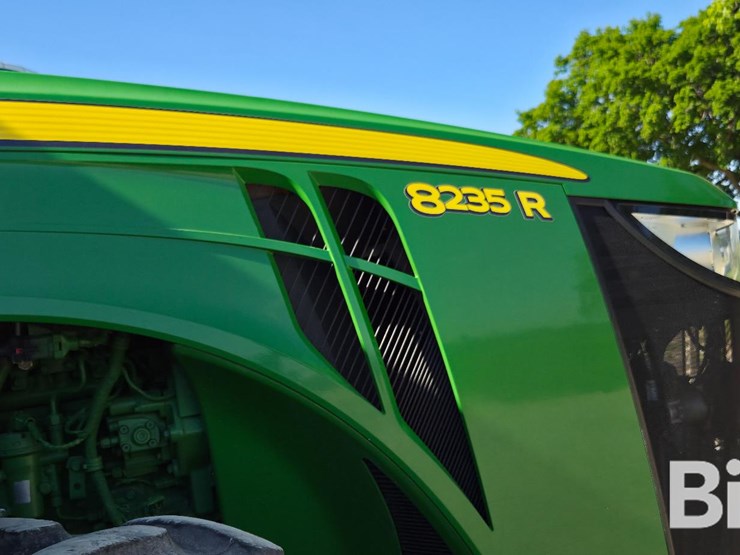 2013-john-deere-8235r-image-12