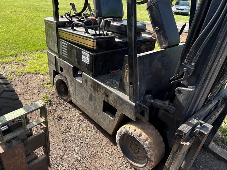 caterpillar-industrial-499a-forklift-image-2