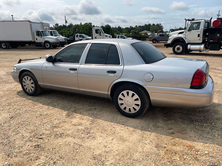 2011-ford-crown-victoria-4-door-police-interceptor-(199,048-miles)-image-2