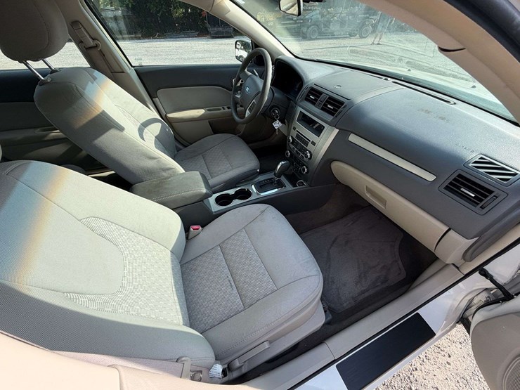 2011-ford-fusion-4-door-sedan-(63,841-miles)-image-17