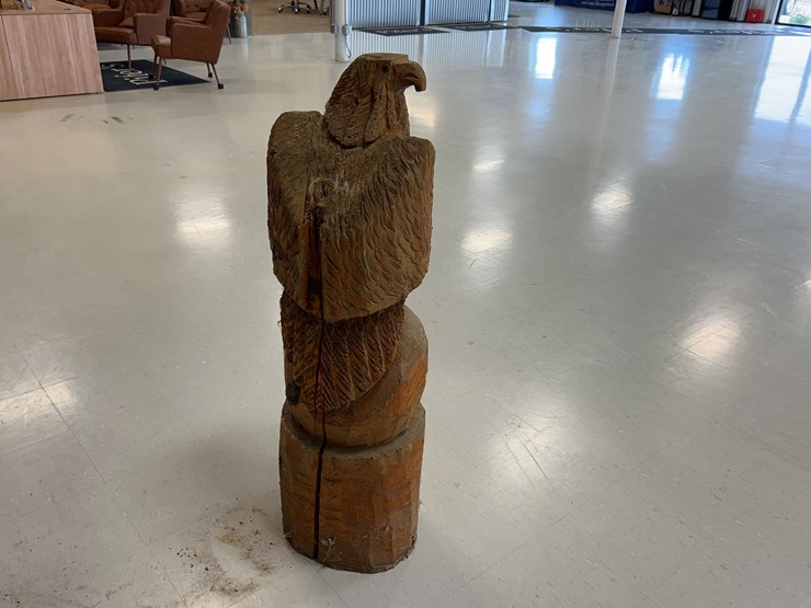 case-heritage-wooden-eagle-carving-image-3