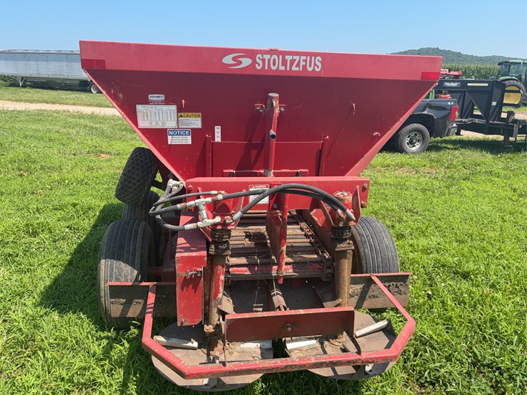 stoltzfus-red-hawk-50-fertilizer-buggy.-image-5