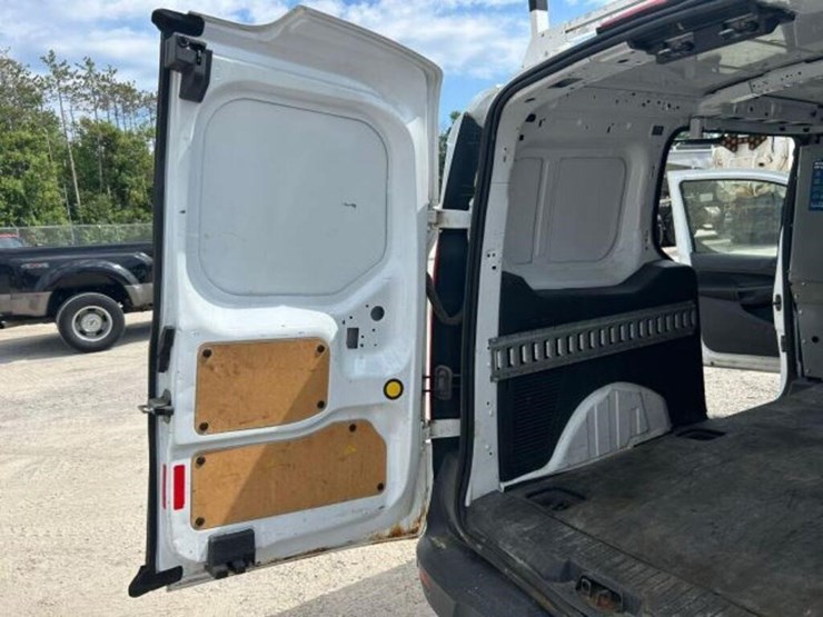 2014-ford-cargo-image-28