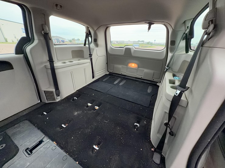 2014-dodge-grand-caravan-image-25