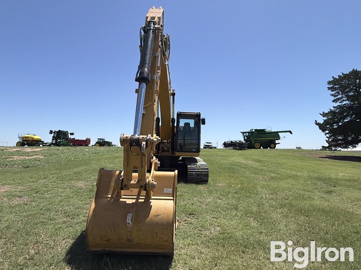 2024-caterpillar-320-image-2