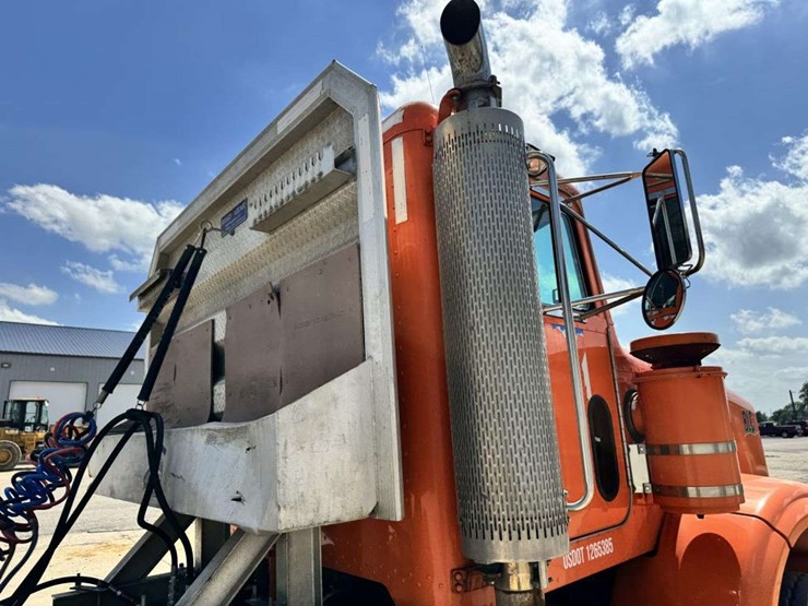 2004-peterbilt-357-image-22