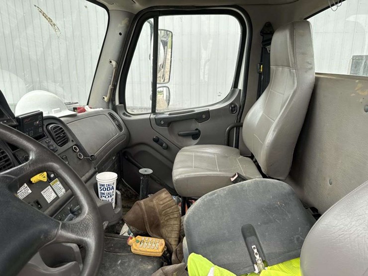 2013-freightliner-114sd-image-27