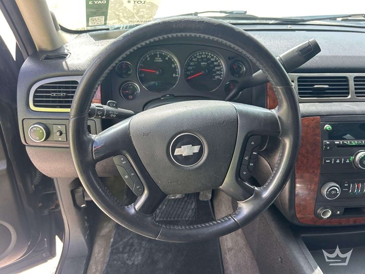 2008-chevrolet-suburban-image-12