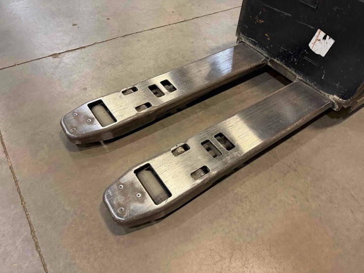 electric-pallet-jack-image-8