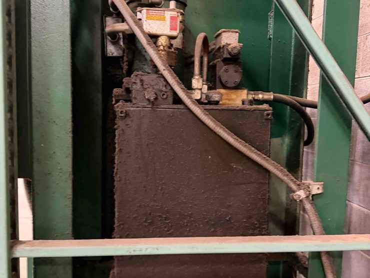 philidelphia-tramrail-2300-hd-vertical-baler-image-4