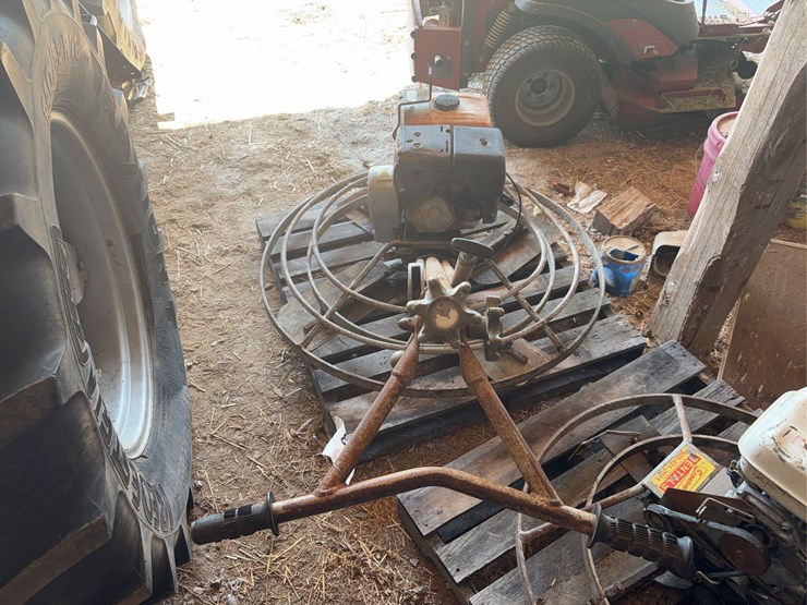 stone-construction-equipment-48"-trowler-with-honda-engine.-image-1