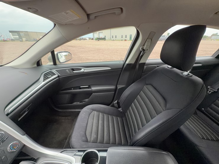 2015-ford-fusion-se-image-23