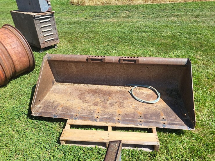 72"-bucket-w/skid-loader-mounting-image-2
