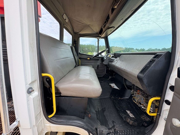 2003-freightliner-fl70-image-19