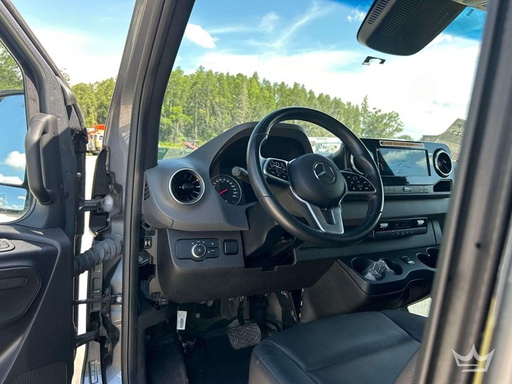 20211-mecedes-benz-sprinter-4500-modified-food-catering-van-image-12