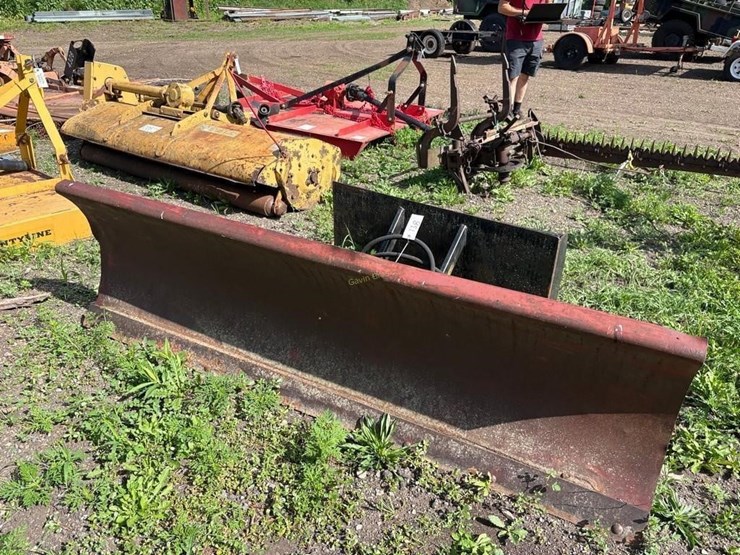 universal-attach-90"-snowplow-image-1