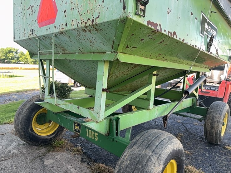 parker-gravity-wagon-w/-john-deere-gear-image-6