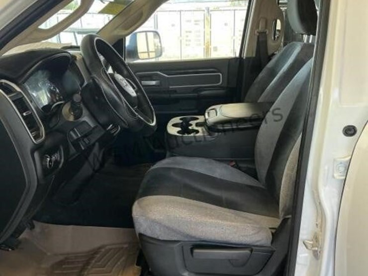 2019-dodge-3500-image-23