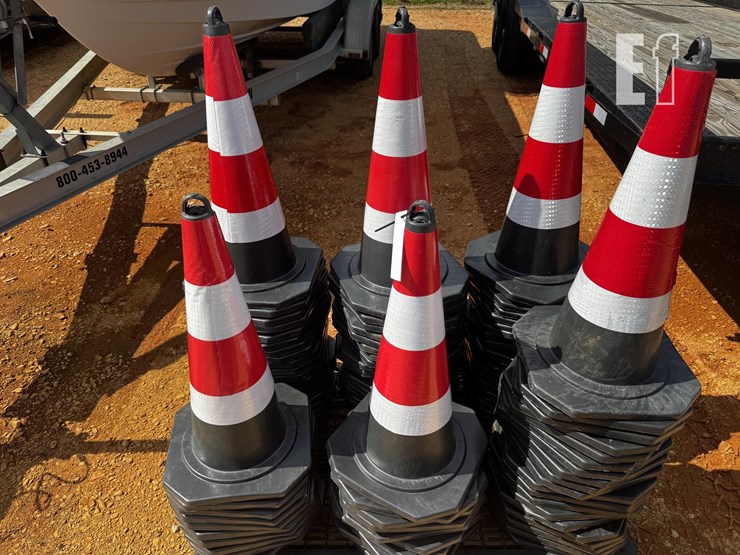 pallet-of-100-traffic-cones-image-1