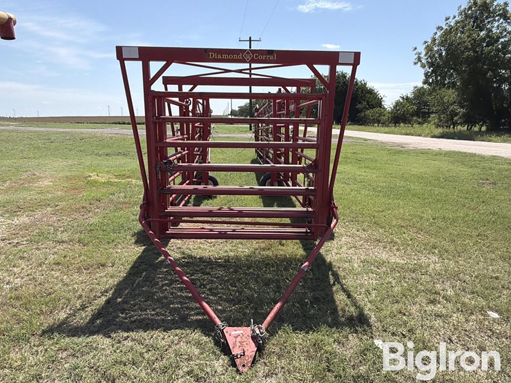 2020-diamond-w-portable-folding-corral-image-2