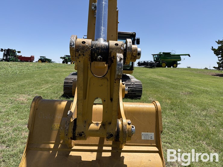 2024-caterpillar-320-image-13