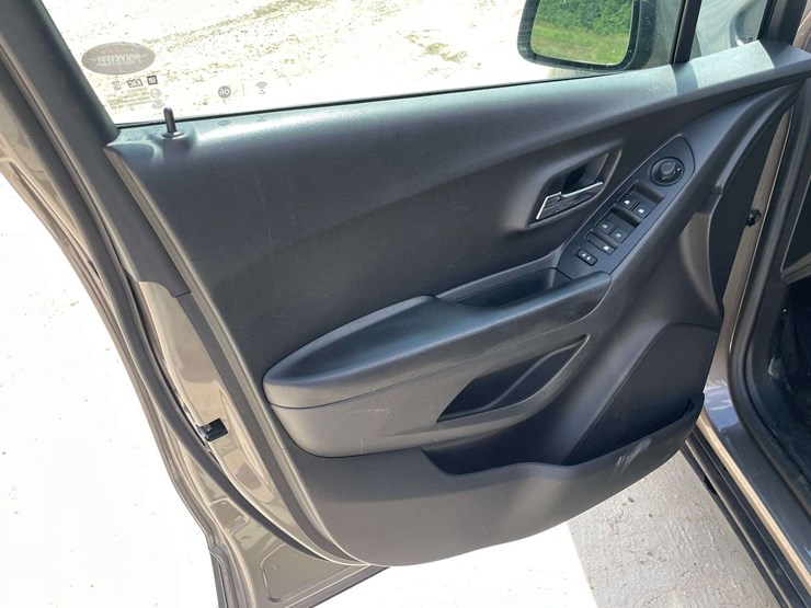 2021-chevrolet-trax-4-door-mpv-(169,929-miles)-image-9