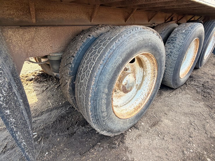 1980-peterbilt-grain-truck-image-14