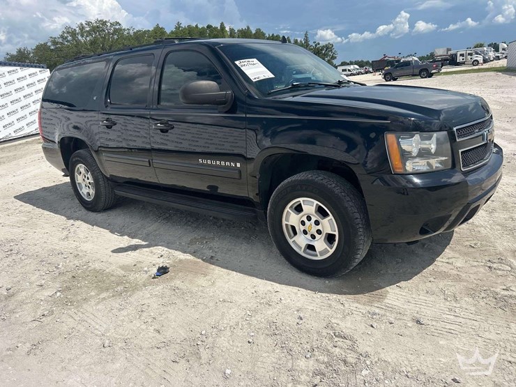 2008-chevrolet-suburban-image-2
