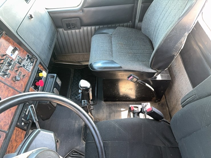 1999-kenworth-t800-image-17