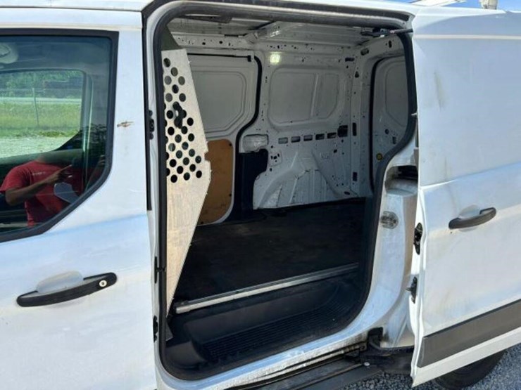 2015-ford-cargo-image-17