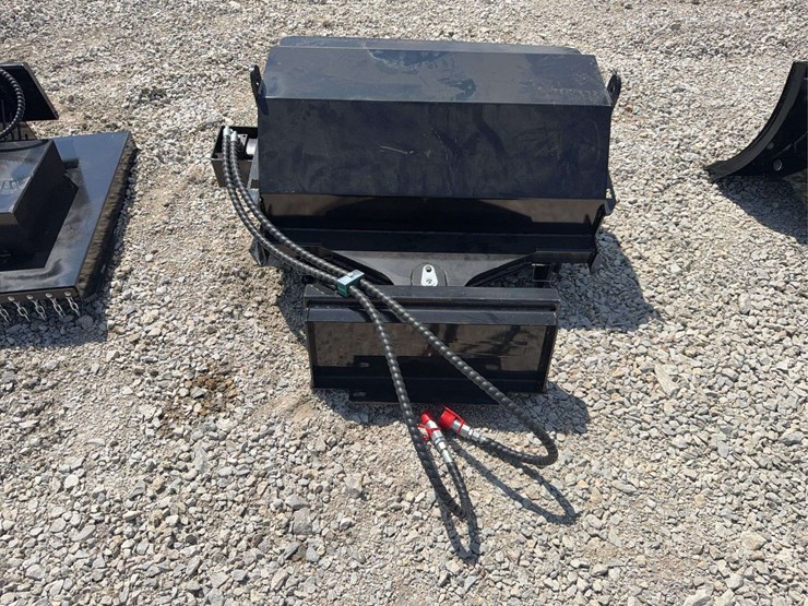 37”-hydraulic-rotary-broom-attachment-for-mini-skid-steer-image-3