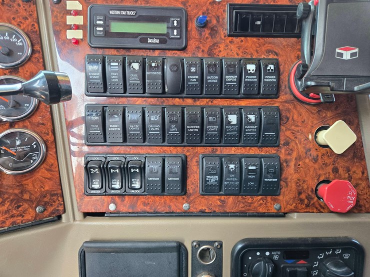 2011-western-star-4900fa-image-3