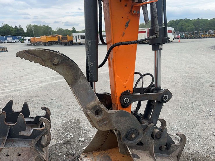 2023-develon-dx89r-excavator-with-2-buckets-image-23