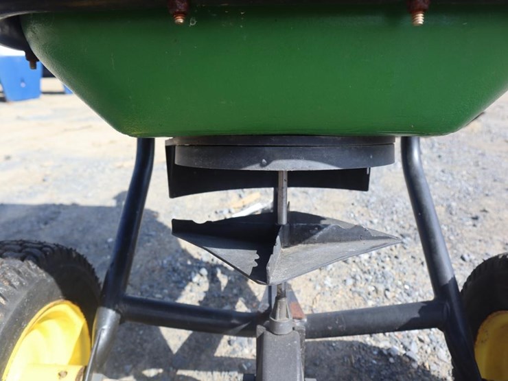 john-deere-broadcast-spreader-image-7