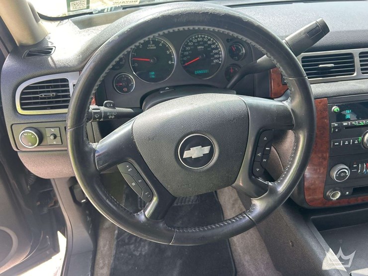 2008-chevrolet-suburban-image-6