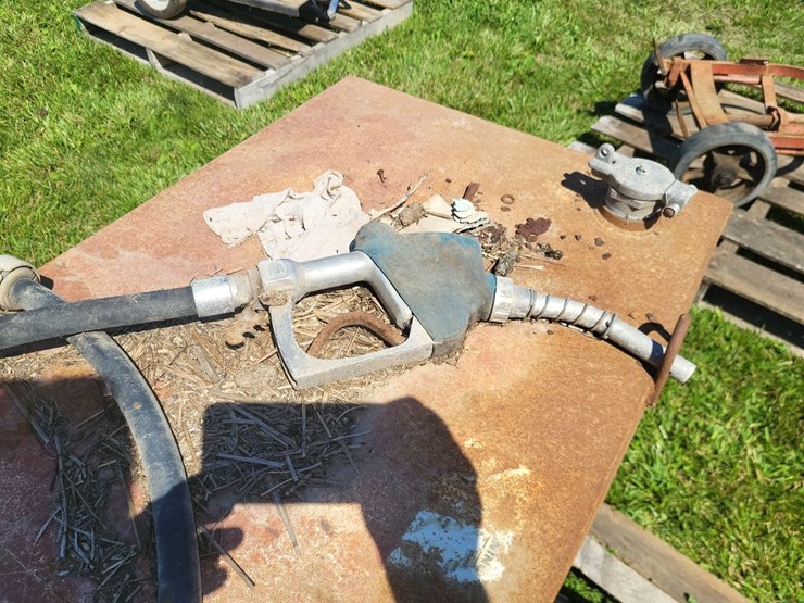 gas-tank-w/hand-pump,-hose-and-nozzle-image-9