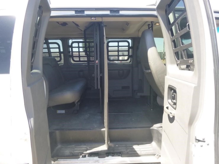 2013-chevrolet-3500-image-17