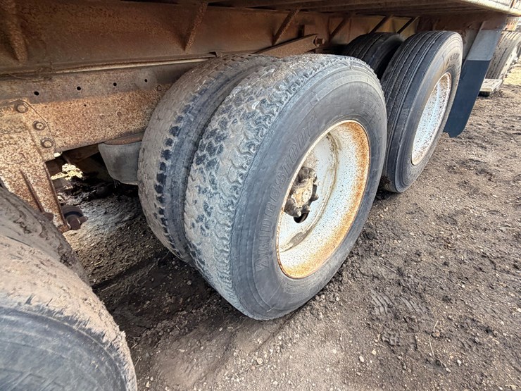 1980-peterbilt-grain-truck-image-15