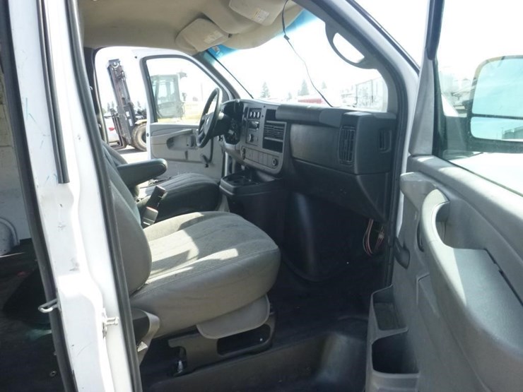 2010-chevrolet-express-2500-image-6